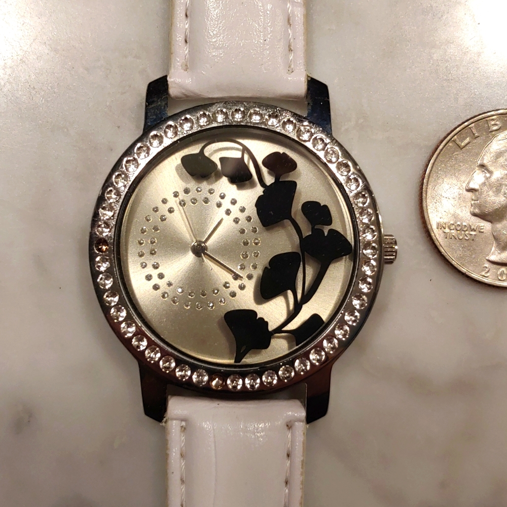 GUC WHITE FLORAL RHINESTONE WATCH * RHINESTONES * FLORAL DESIGN * WHITE BAND